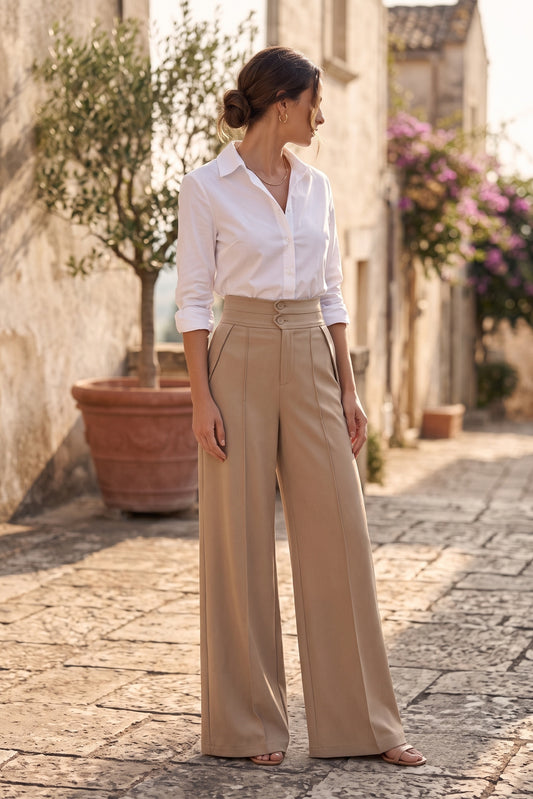 Pantalón de sastrería camel de cintura alta y pernera ancha, de frente
