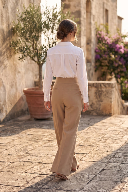 Pantalón de sastrería camel visto por detrás, con la caída de la pernera
